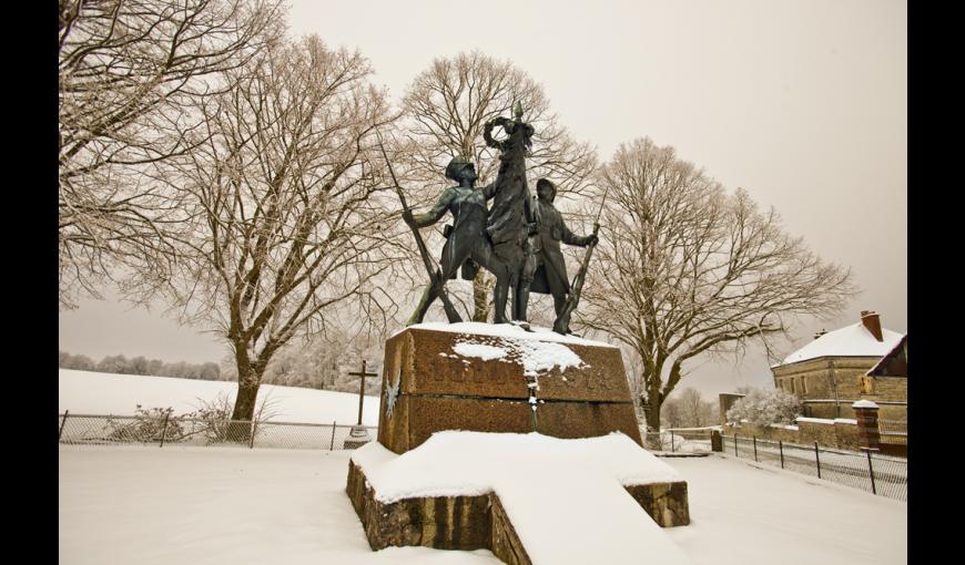 Le Monument des Marie-Louise sous la neige, à Bouconville-Vauclair (Aisne)