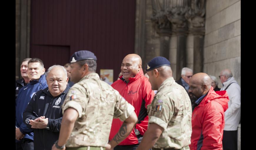  accueil officiel sur le parvis de la cathédrale des équipes françaises et britanniques et de l’équipe de "Rugby for Heroes"