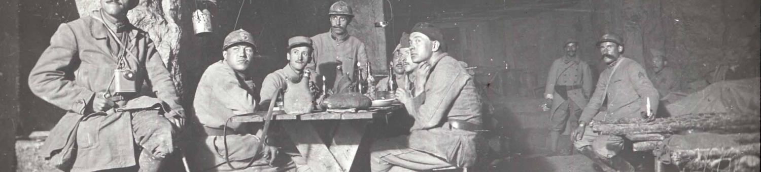 Soldats prenant leur repas à l'intérieur de la caverne du Dragon