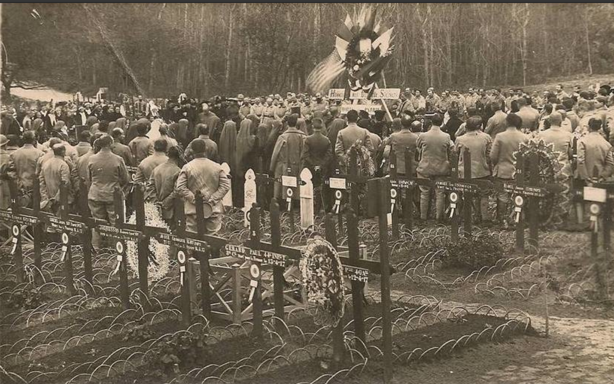 Cérémonie au cimetière de l'H.O.E.32 de Mont-Notre-Dame pendant la guerre de 1914-1918. Cérémonie au cimetière de l'H.O.E.32 de Mont-Notre-Dame pendant la guerre de 1914-1918.