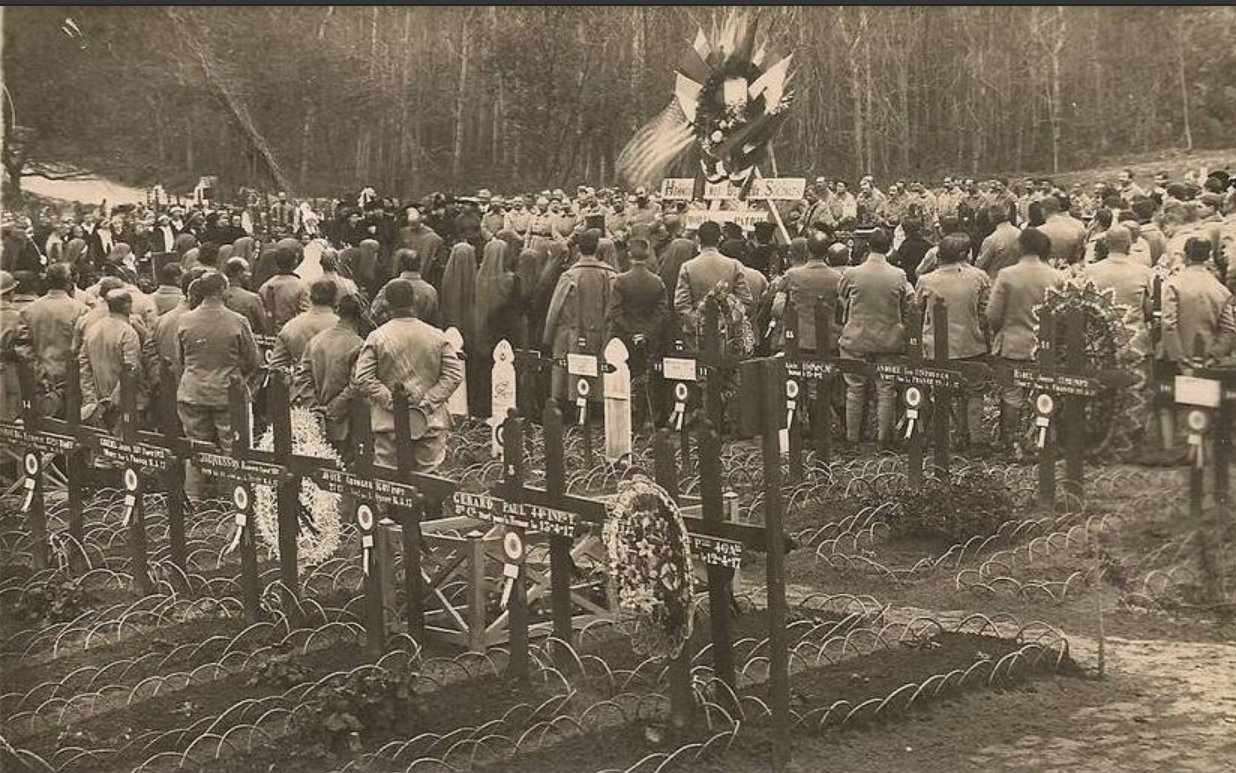  Cérémonie au cimetière de l'H.O.E.32 de Mont-Notre-Dame pendant la guerre de 1914-1918.