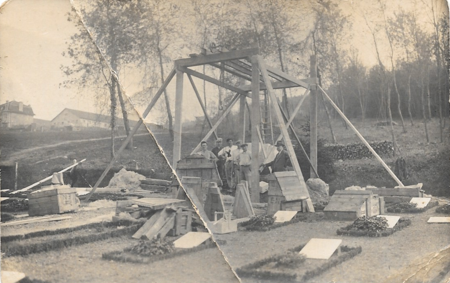 Construction du monument qui se trouve dans le cimetière militaire Danois de Braine. Construction du monument qui se trouve dans le cimetière militaire Danois de Braine.