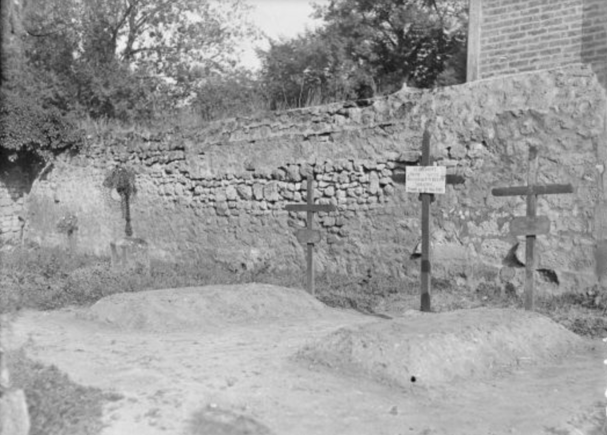 Tombe de deux aviateurs allemands dans le cimetière communal de Cuiry-Housse
