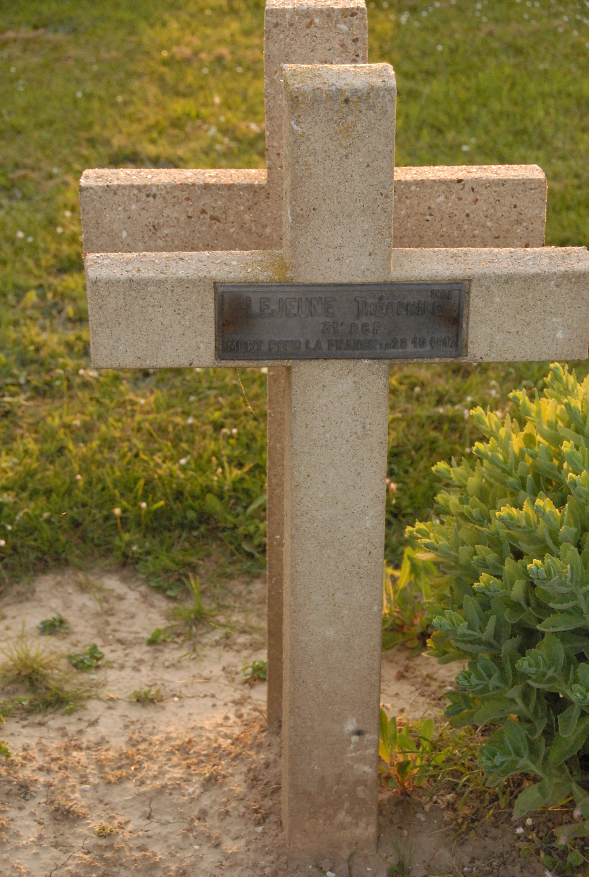 Sépulture soldat LE JEUNE Théophile Joseph Marie