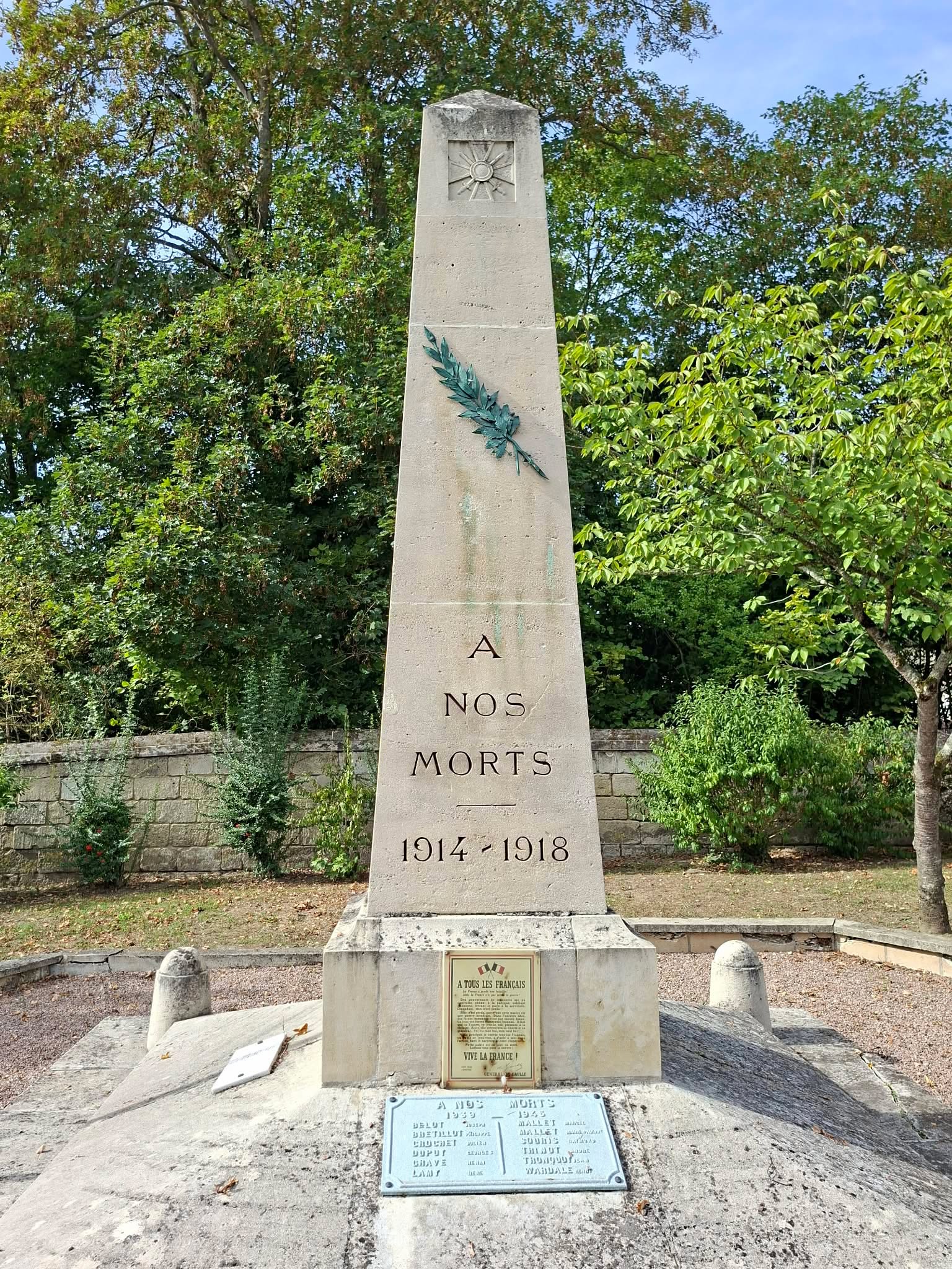 Monument aux Morts Vauxbuin (Aisne)