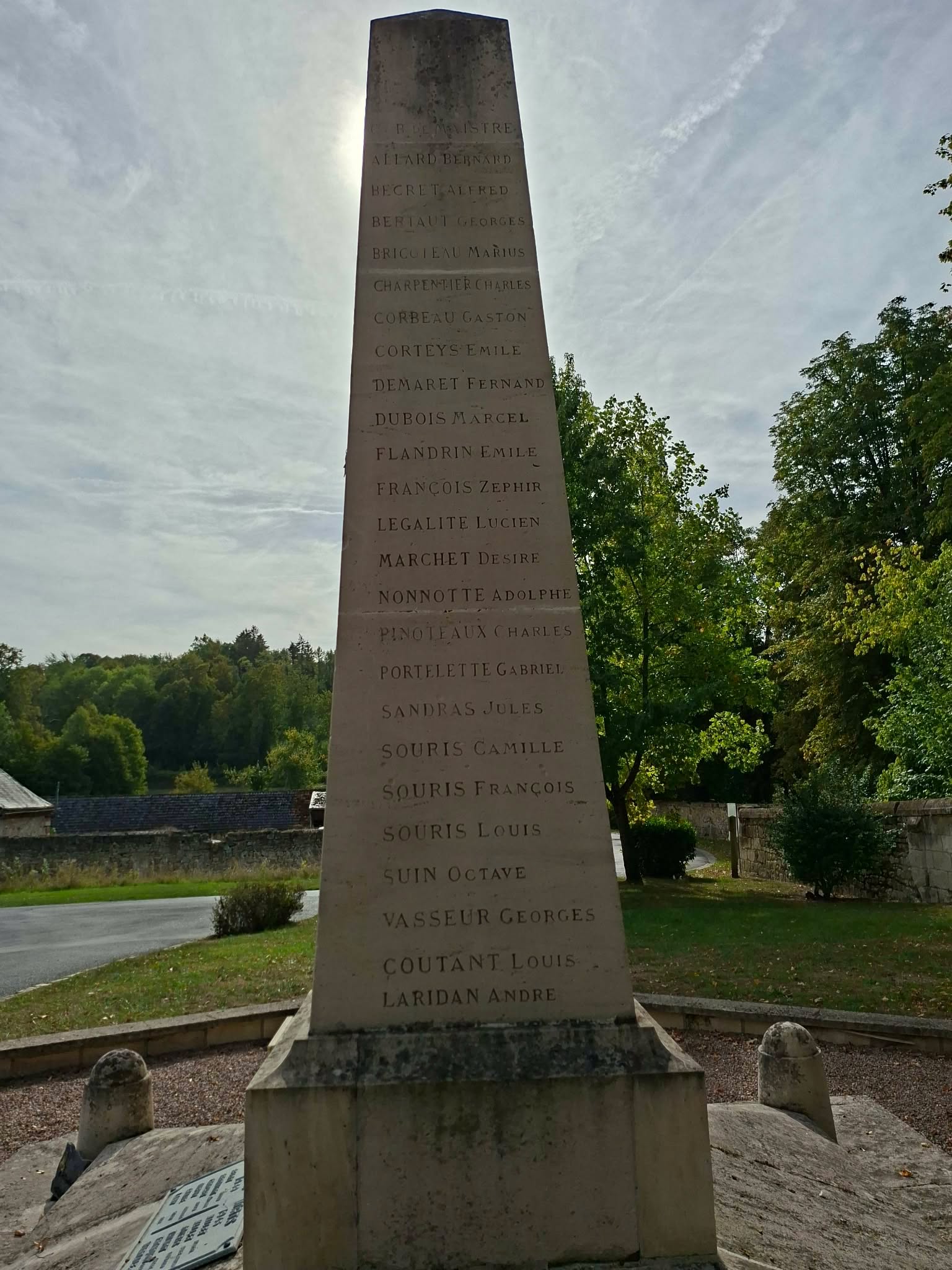 Monument aux Morts Vauxbuin (Aisne)