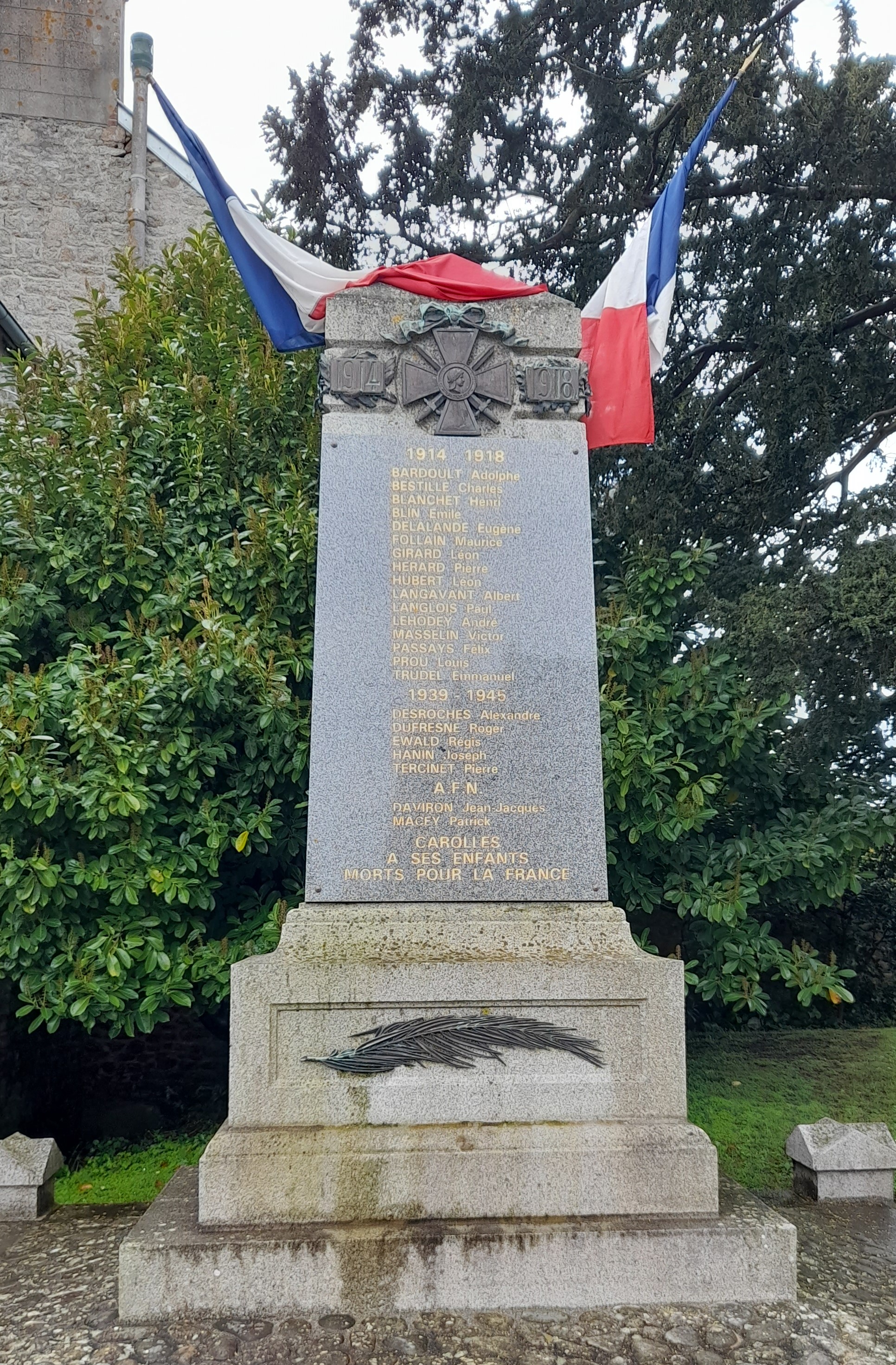 Monument aux morts Carolles (50)