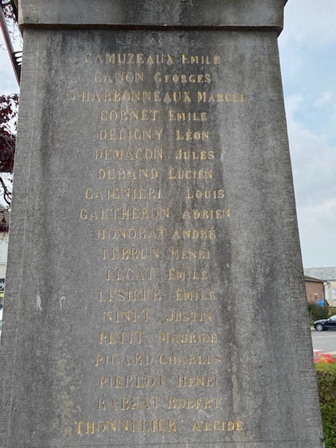 Monument aux Morts Chaumont-Porcien (Ardennes) Monument aux Morts Chaumont-Porcien (Ardennes)