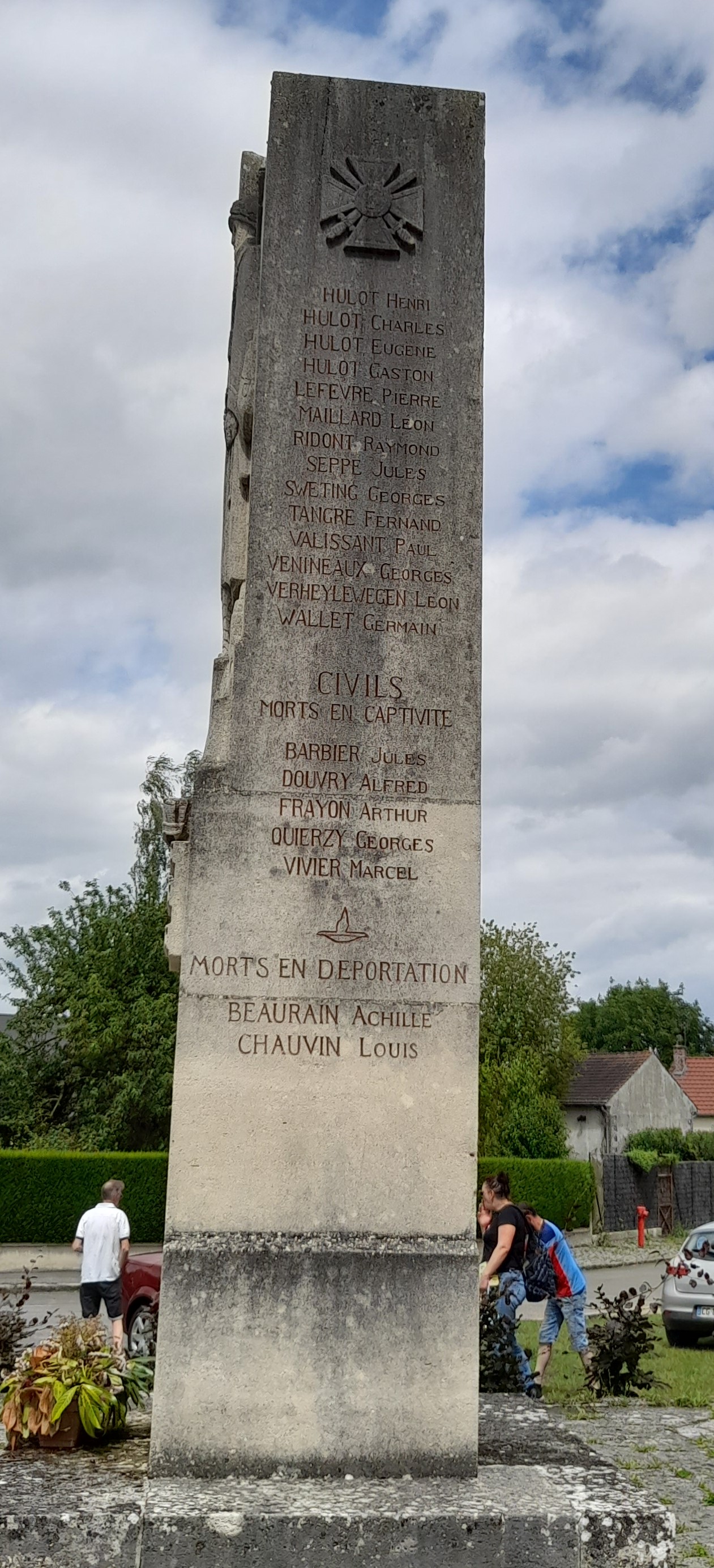 Monument aux Morts Coucy-le-Château (Aisne) côté