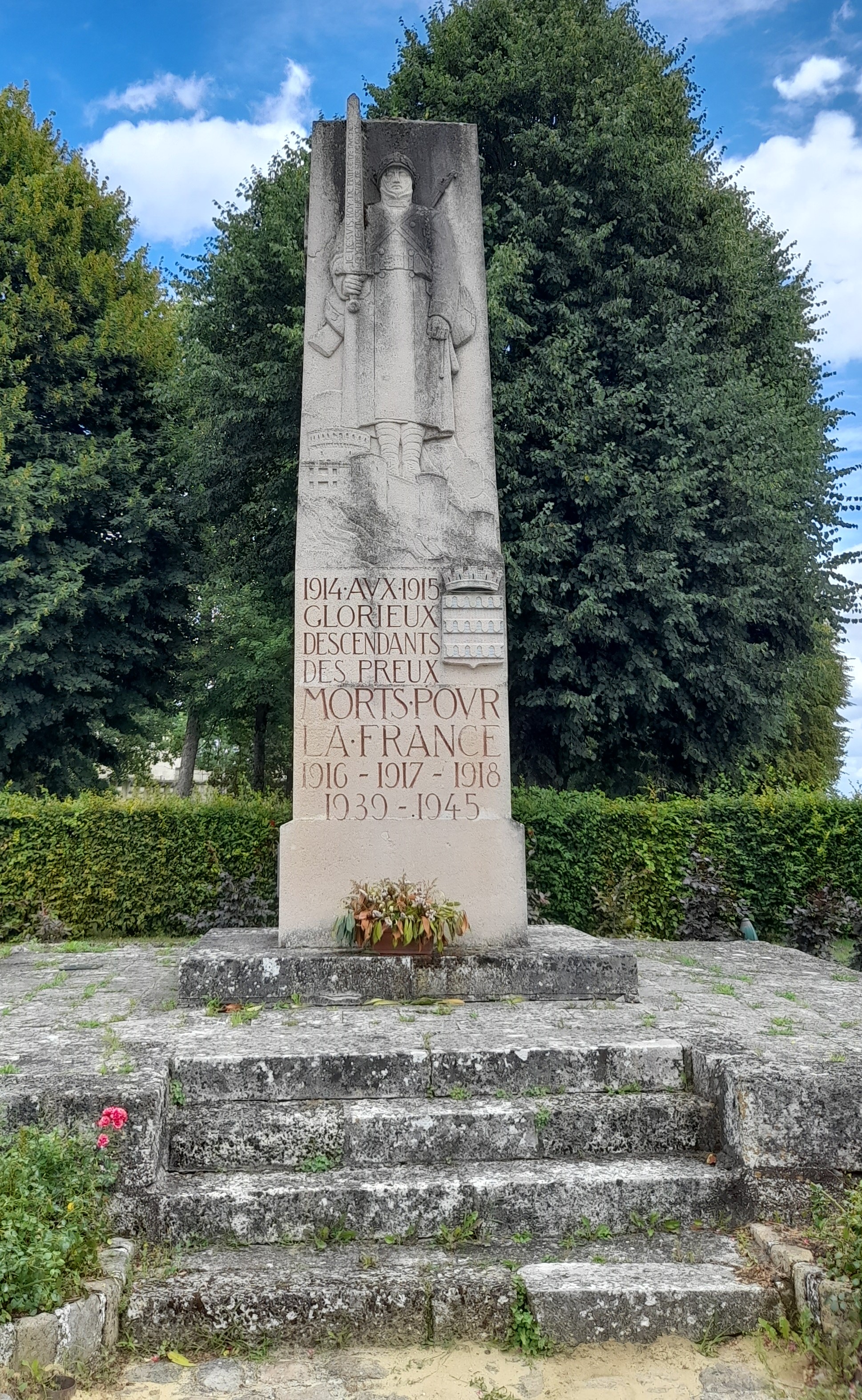 Monument aux Morts Coucy-le-Château (Aisne) face
