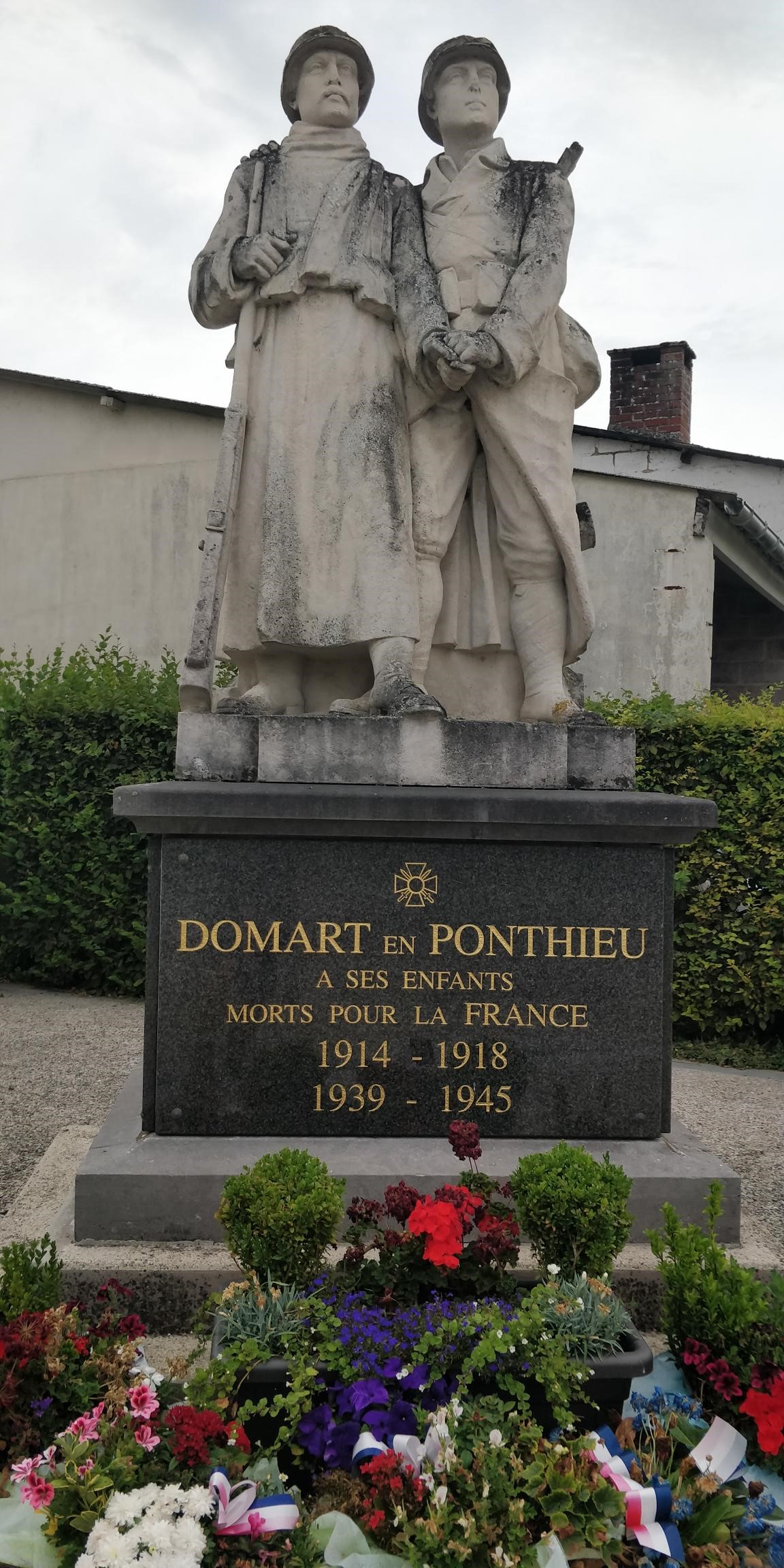 Monument aux Morts Domart-en-Ponthieu (Somme)