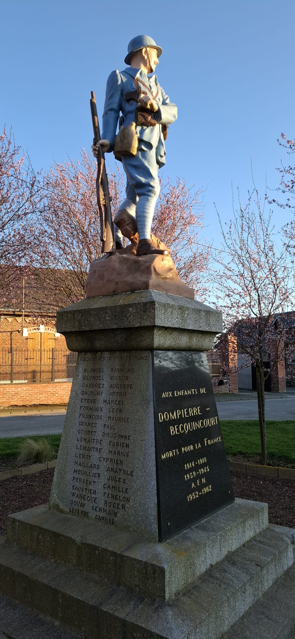 Monument aux Morts Dompierre-Becquincourt  (Somme)
