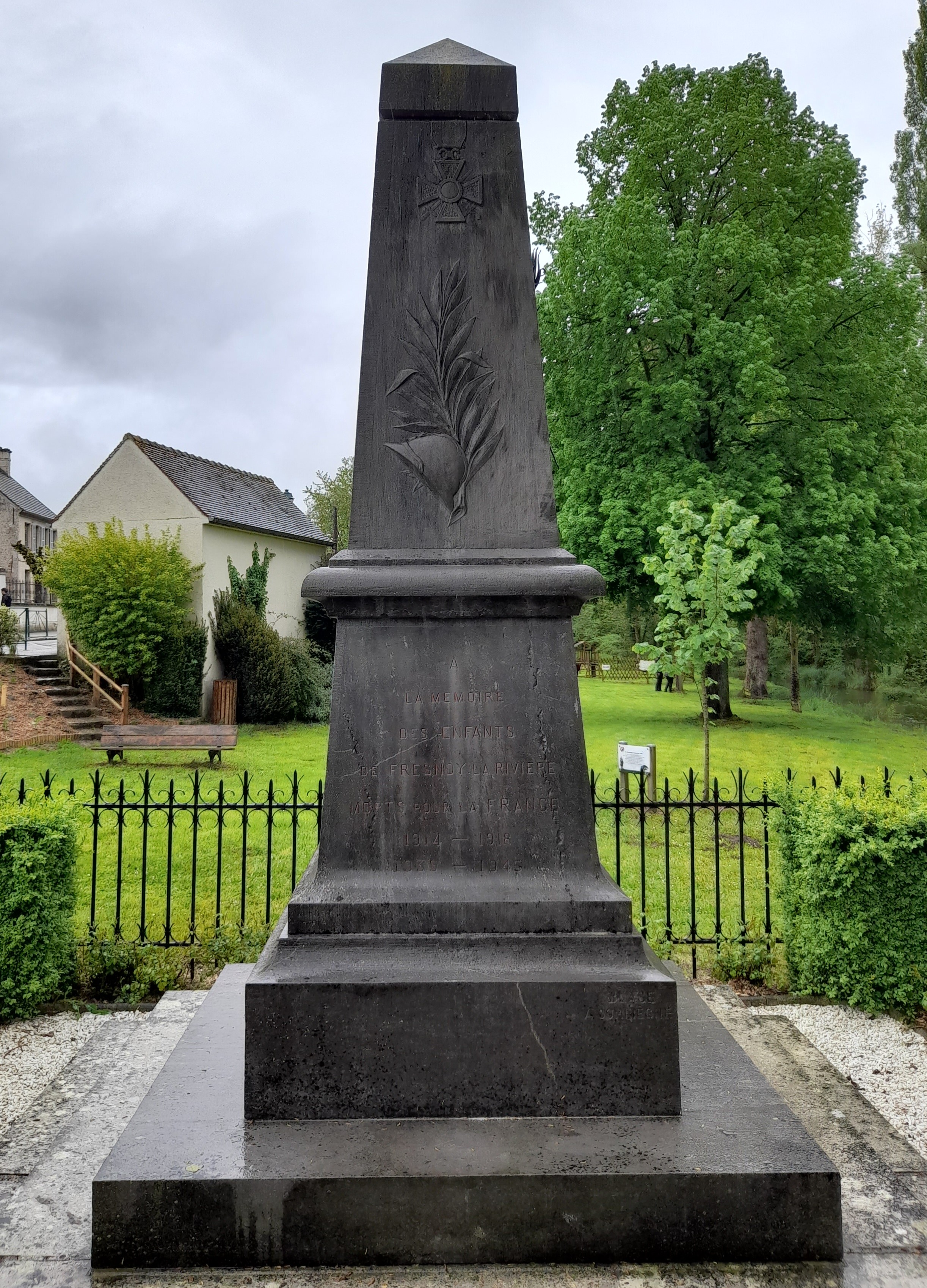 Monument aux morts Fresnoy la Rivière (Oise)