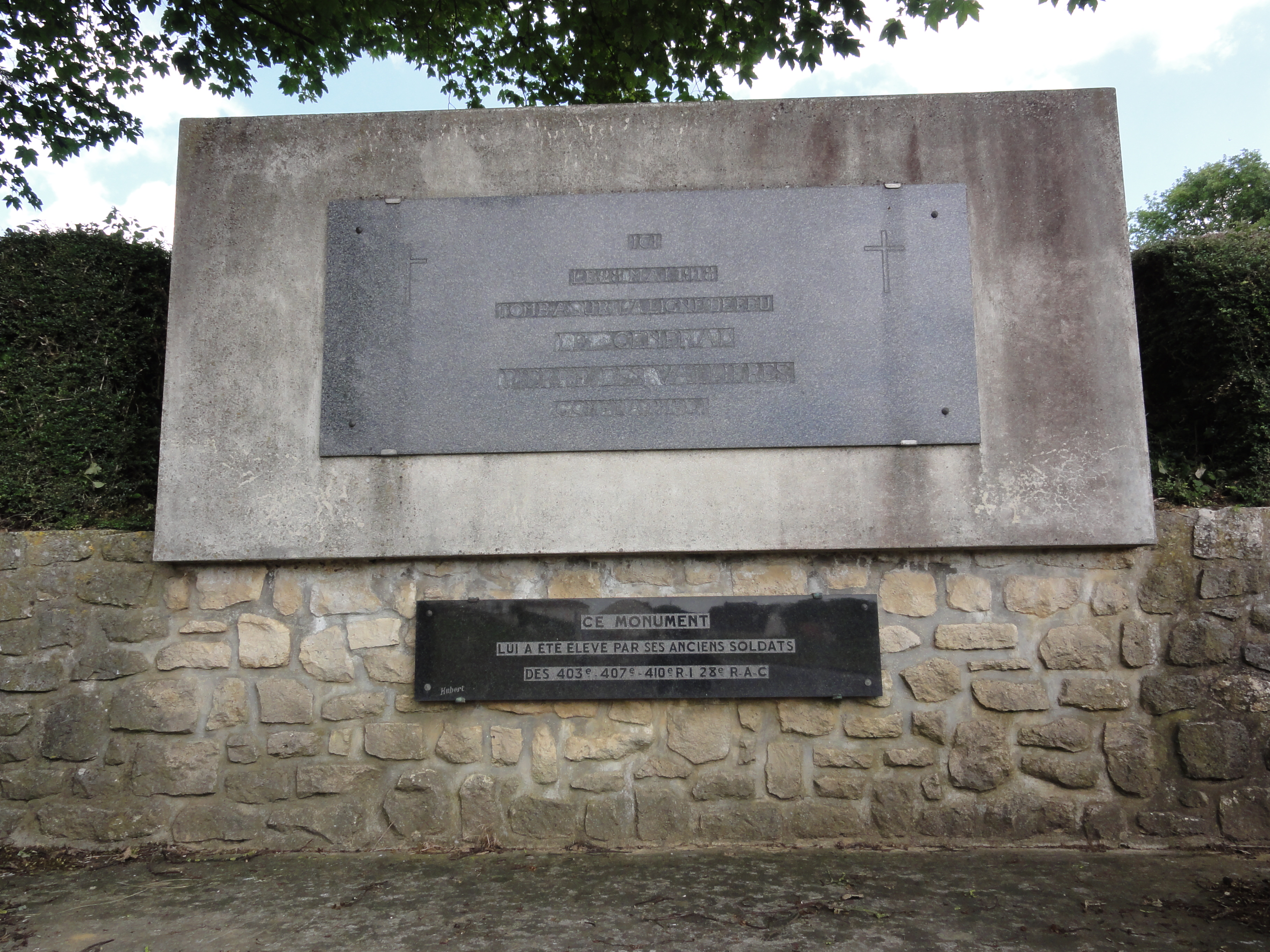 Monument commémoratif Général Des Vallières Juvigny (Aisne) Monument commémoratif Général Des Vallières Juvigny (Aisne)