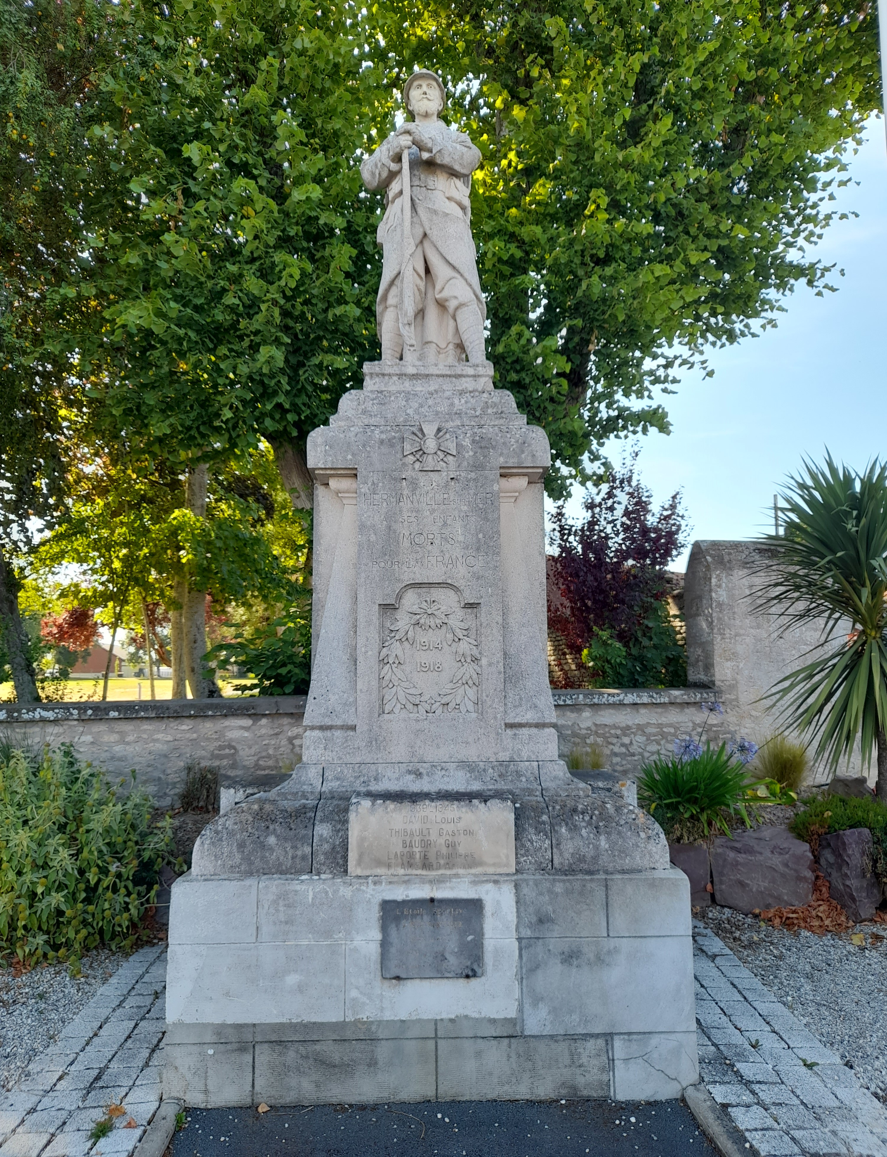 Monument aux Morts d'Hermanville-sur-Mer (Calvados) 