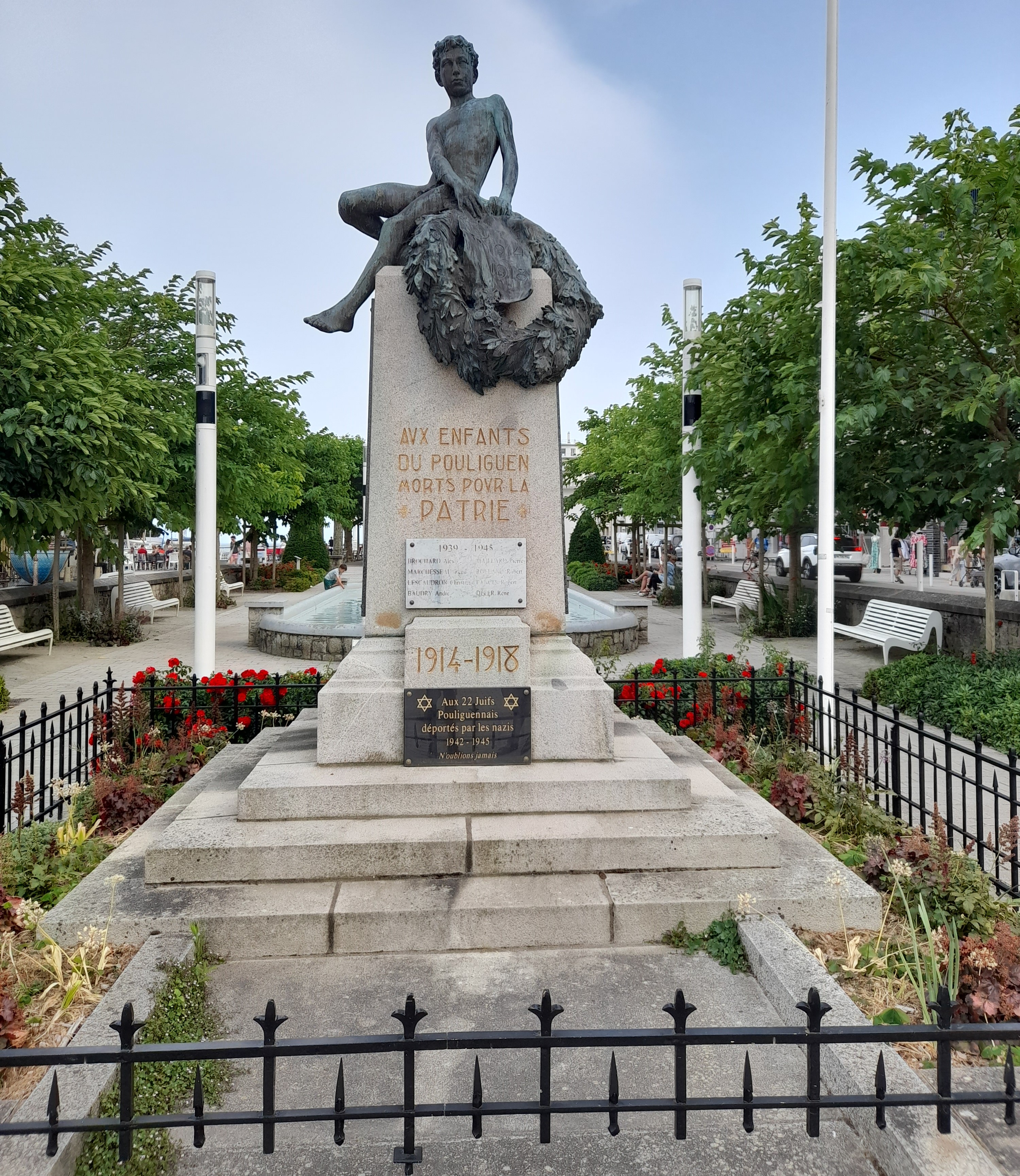 Monument aux Morts Le Pouliguen façade (Loire Inférieure)