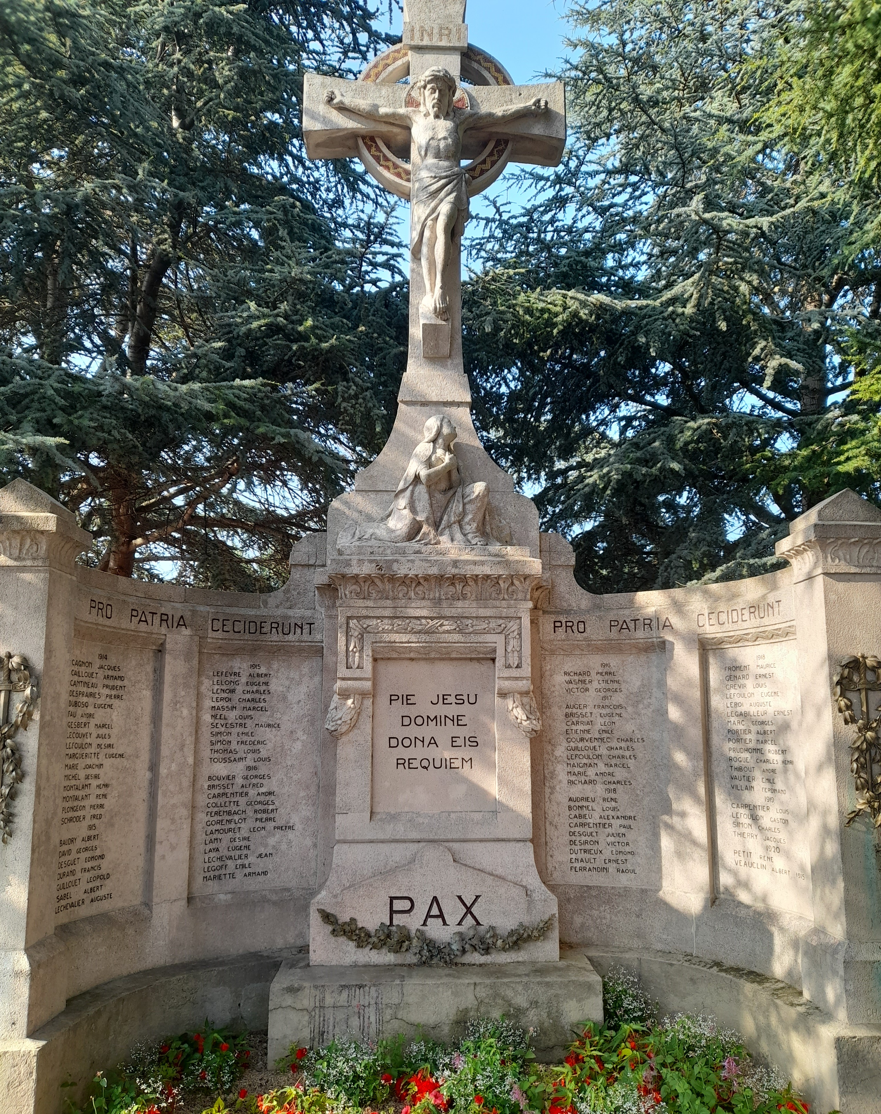 Monument aux Morts du cimetière d'Ouistreham (Calvados)