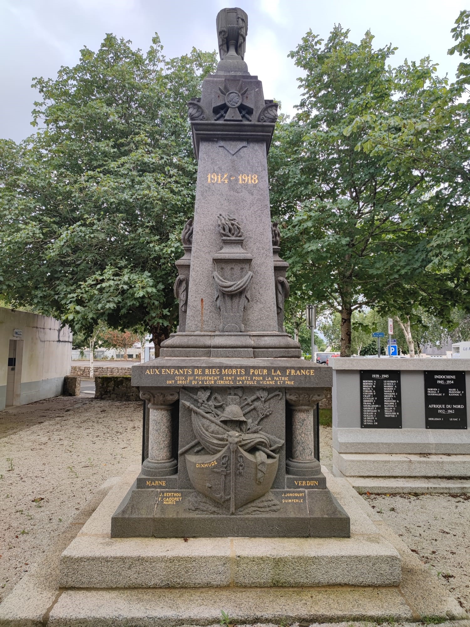 Monument aux morts Riec-sur-Belon face (Finistère)
