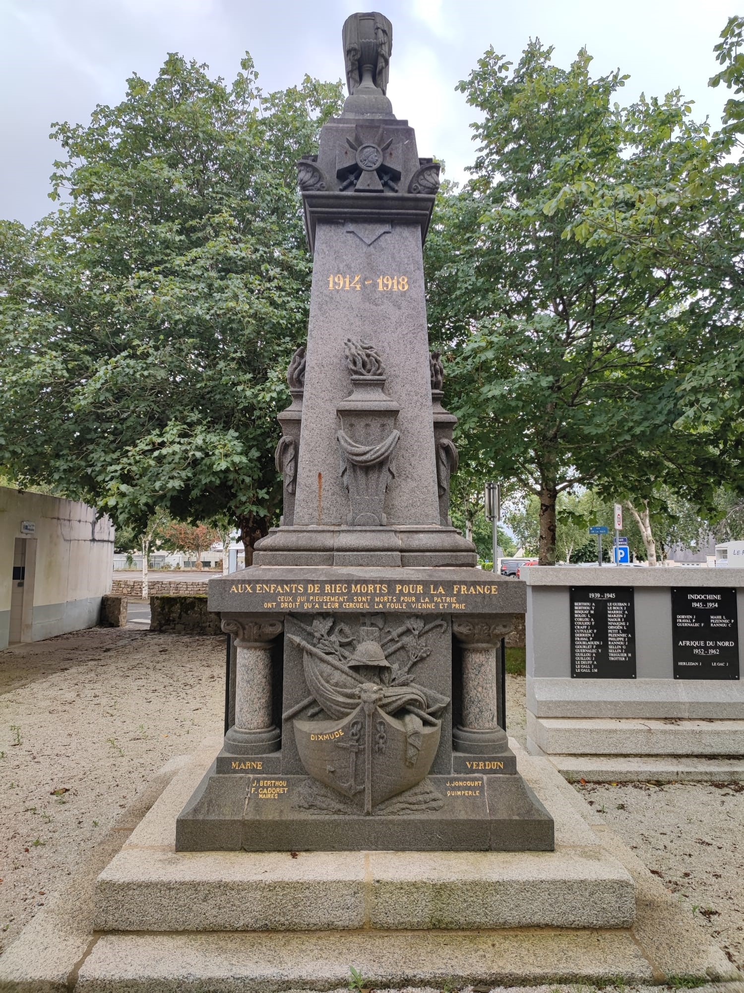 Monument aux morts Riec-sur-Belon face (Finistère) Monument aux morts Riec-sur-Belon face (Finistère)