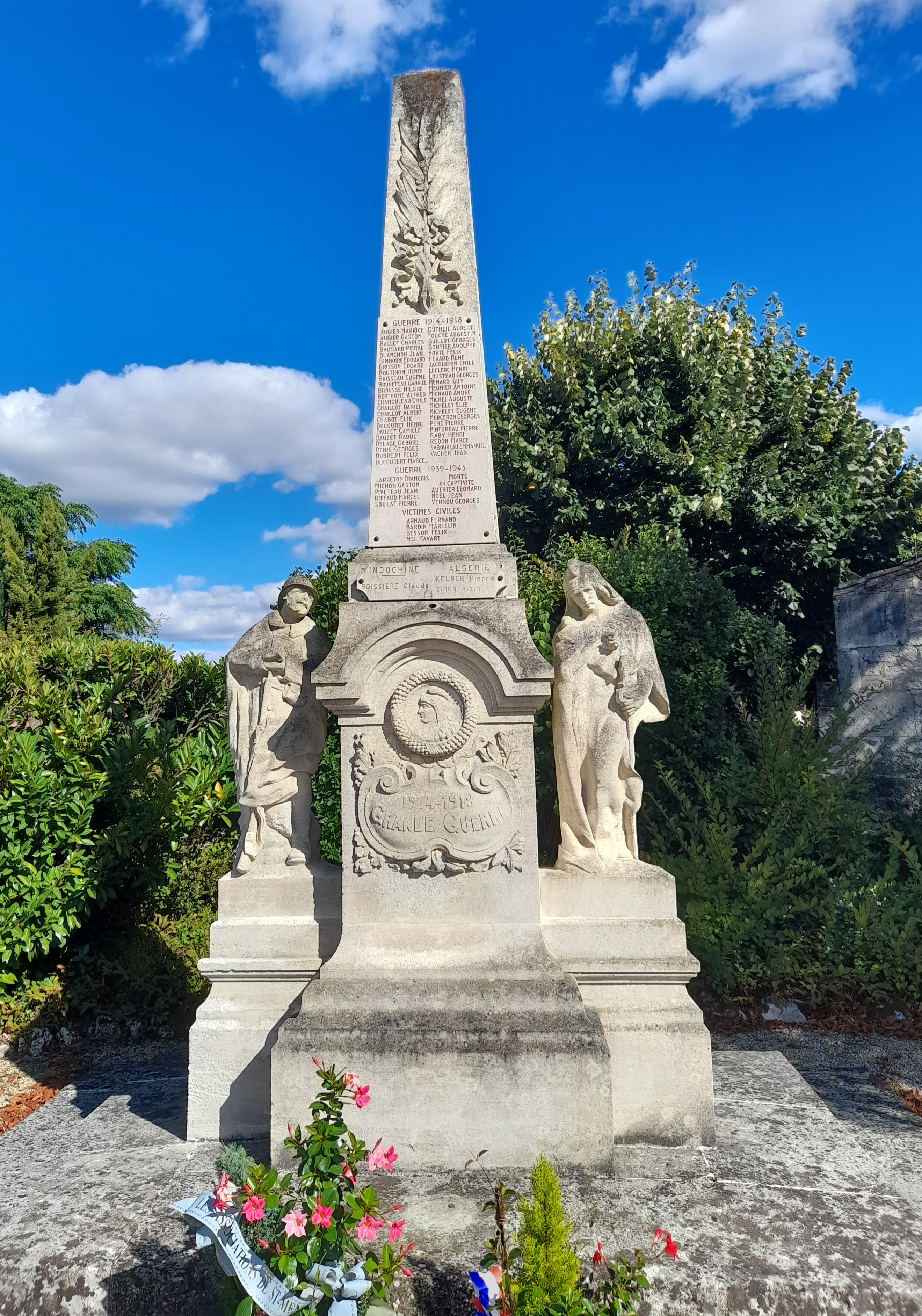 Monument aux Morts Saint Même les Carrières (Charente) 
