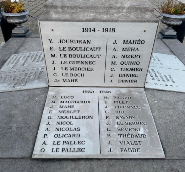 Monument aux Morts Sarzeau (Morbihan) Monument aux Morts Sarzeau (Morbihan)