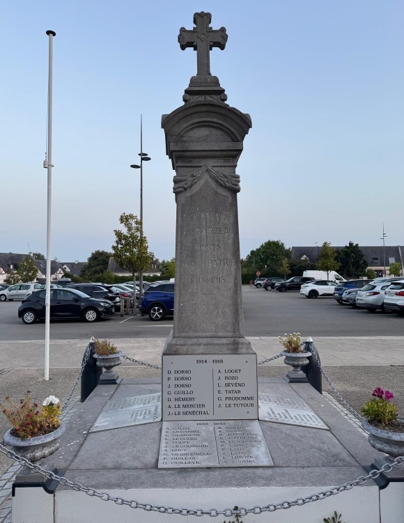 Monument aux Morts Sarzeau face (Morbihan)