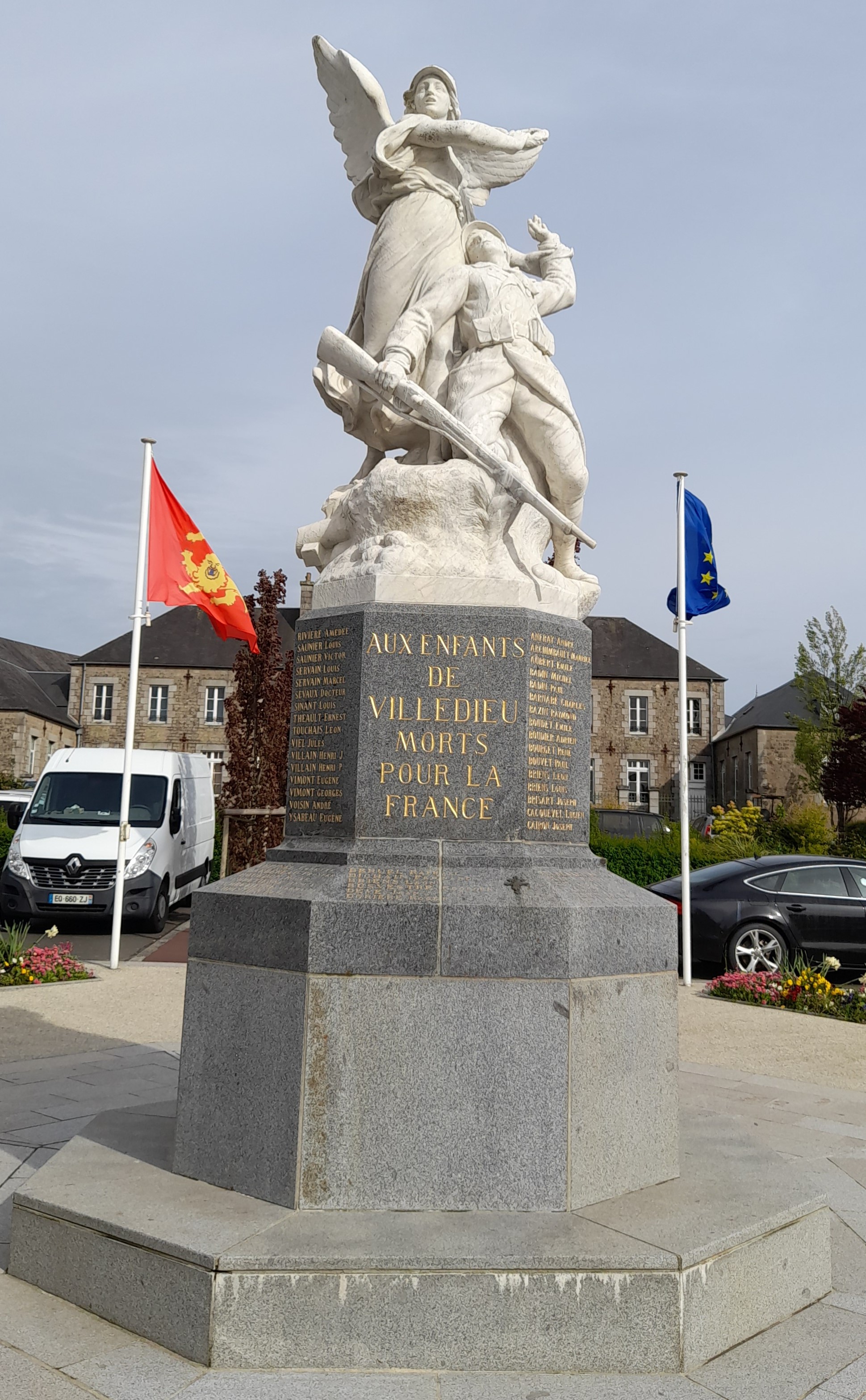 Monument aux Morts Villedieu les Poêles face (50)