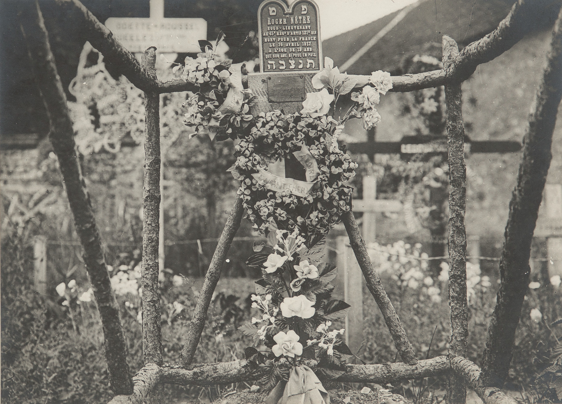 Photographie de la sépulture provisoire du Lt NETRE à Roucy