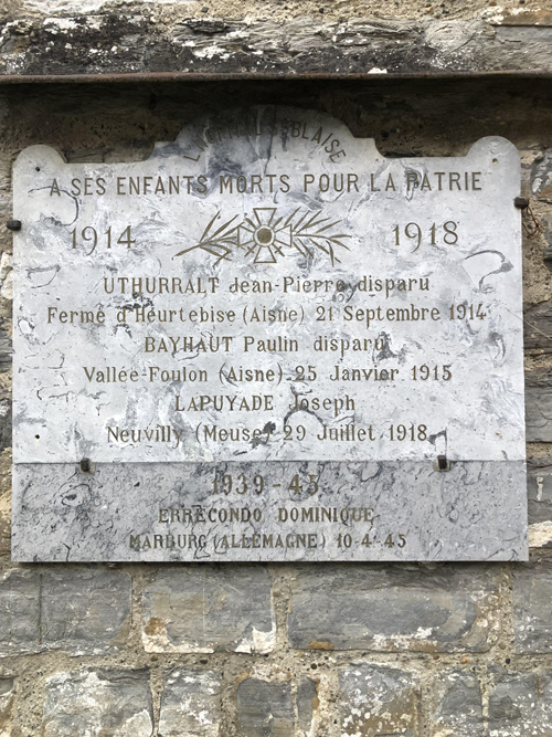 Plaque commémorative sur l'église de l’hôpital St Blaise (64)