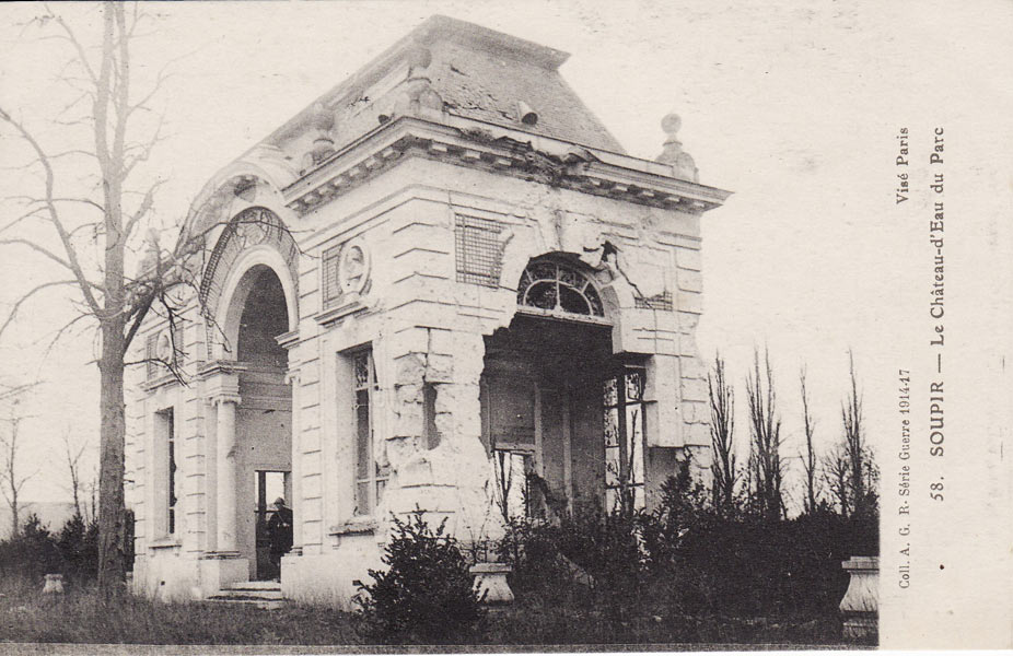 Le château de Soupir - vue du château d'eau du Parc avant-guerre