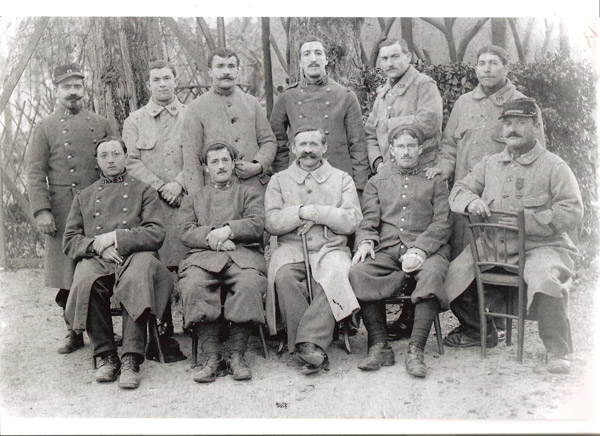 Louis Bourseul en séjour à l'hopital d'Héricy sur Seine (A gauche au 1er rang)
