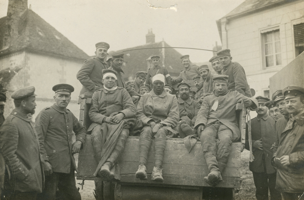 Blessés allemands et un tirailleurs africains à Liesse 1917 