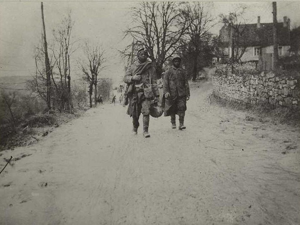 Tirailleurs sénégalais descendant des lignes à Paissy le 19 avril 1917