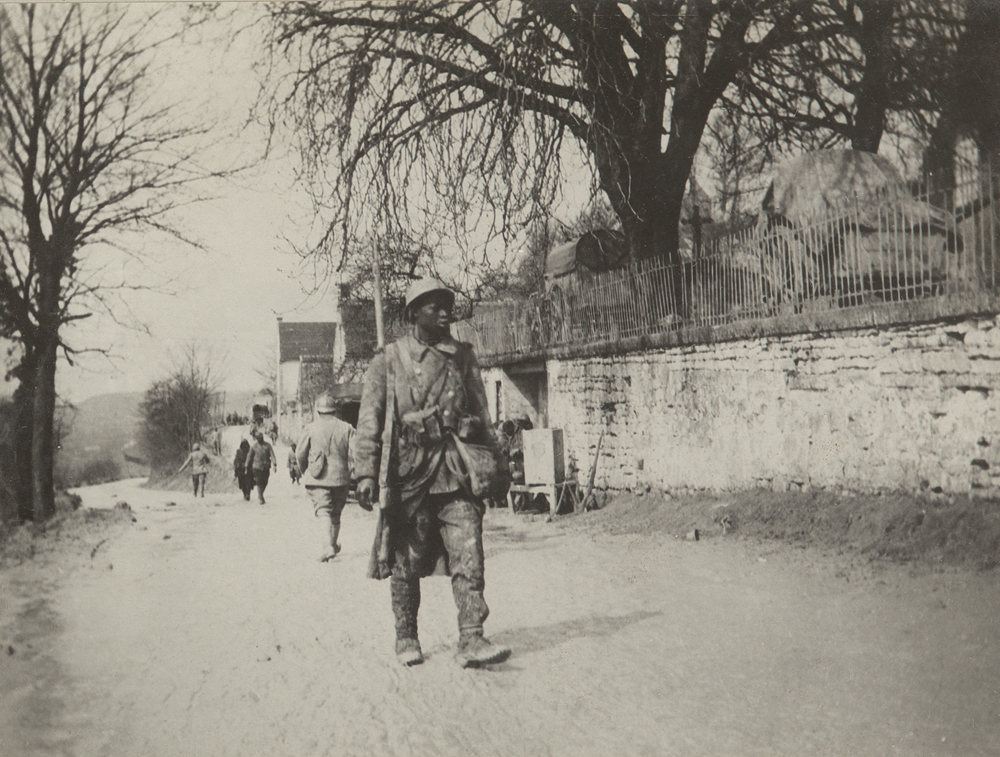 Tirailleur sénégalais descendant des lignes à Paissy le 19 avril 1917
