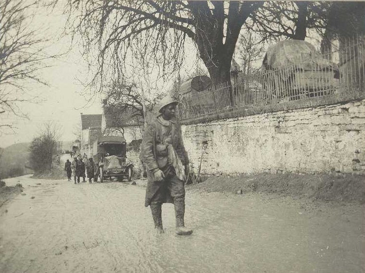 Tirailleur sénégalais descendant des lignes à Paissy le 19 avril 1917