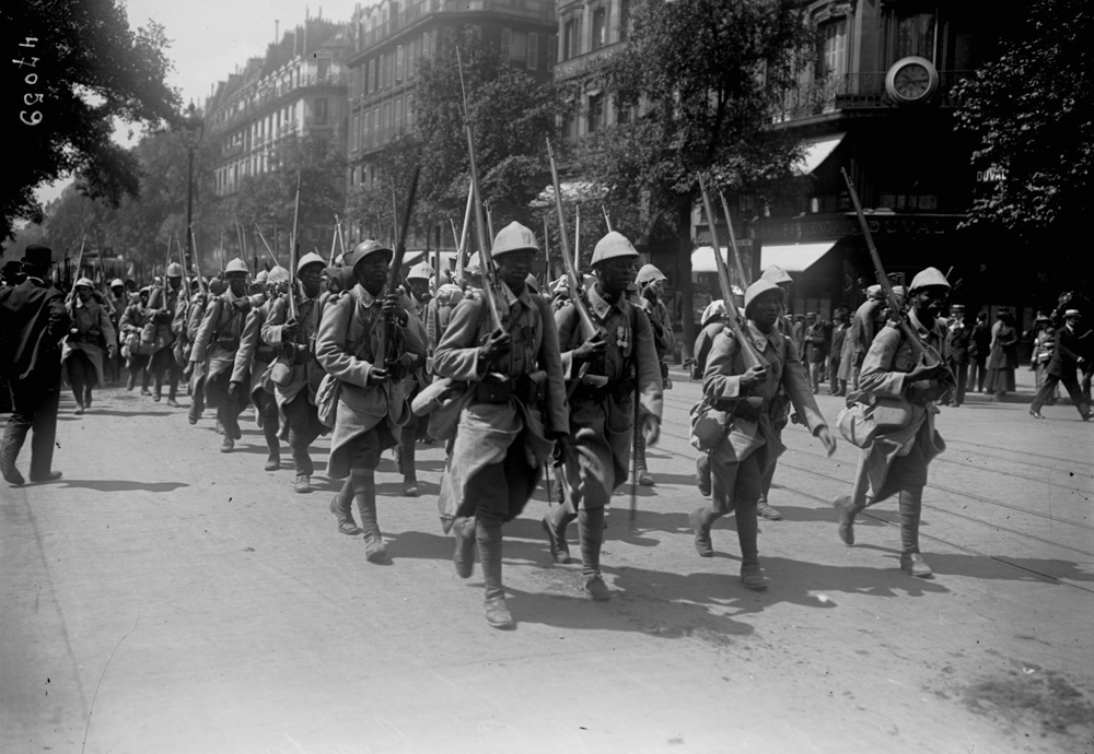Tirailleurs sénégalais sur les boulevards parisiens en 1916