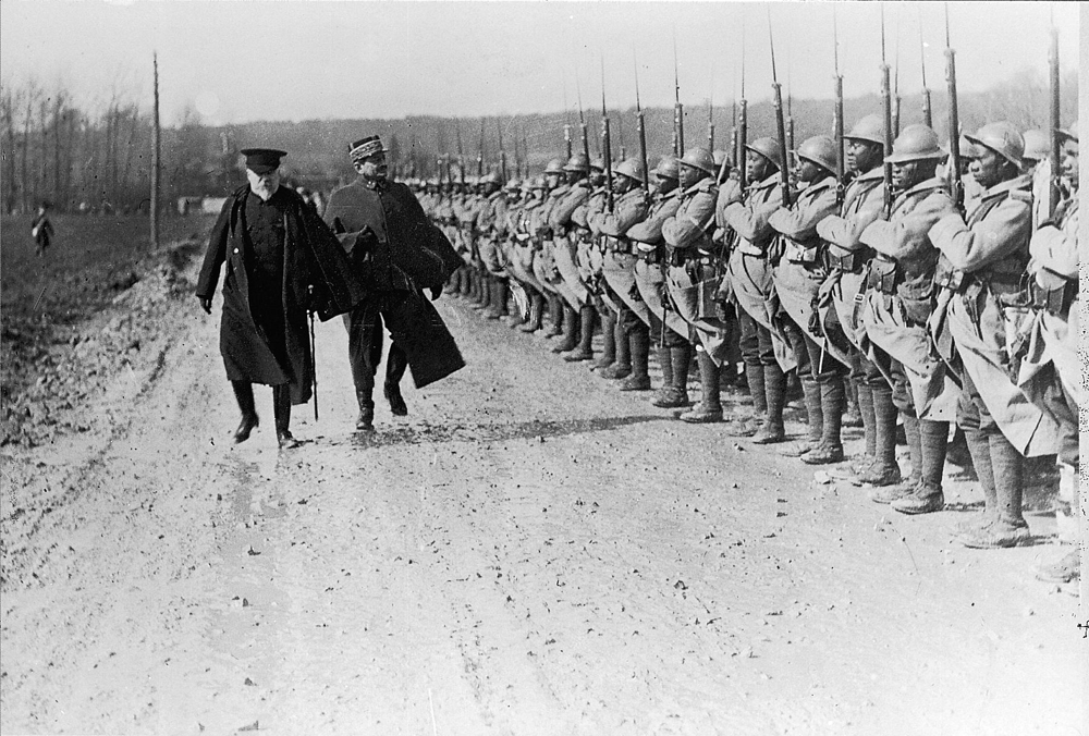 Raymond Poincaré et le général Mangin passent en revue les bataillons de tirailleurs sénégalais 