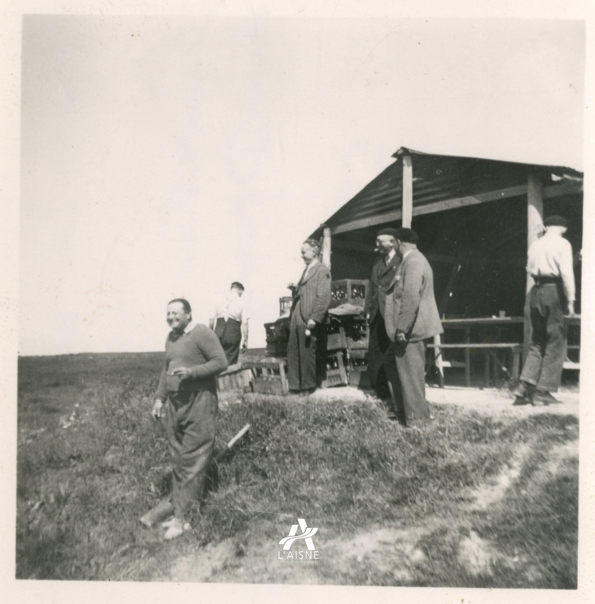 Alphonse Hanras (au premier plan) et le groupe devant la buvette de la Caverne du dragon.