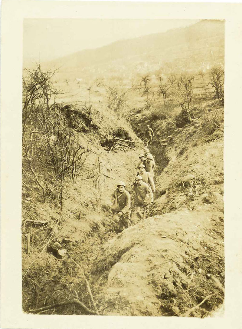 Attaque du 16 avril, corvée de grenade au plateau de Vauclerc. Dans le fond, Craonnelle