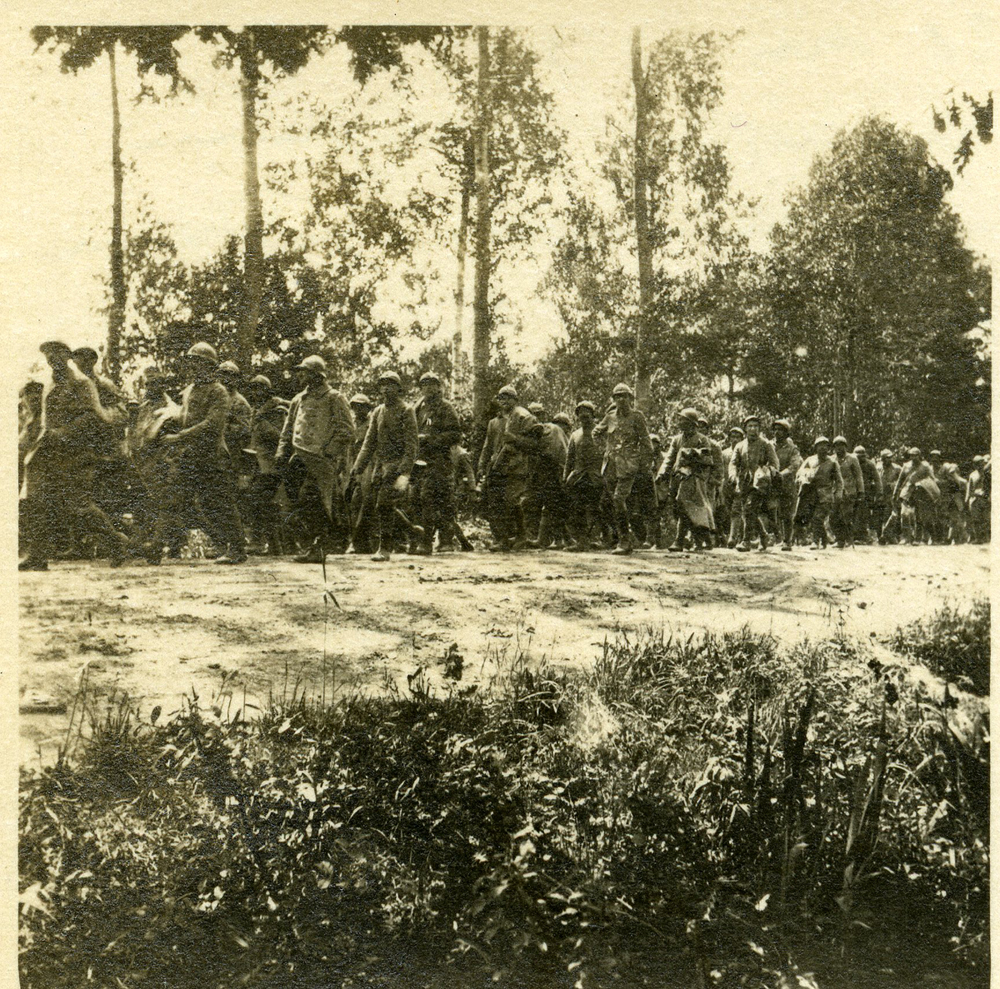 Colonne de prisonniers français du Chemin des Dames sur une route, 28 mai 1918 (AD02-2 Fi 388)