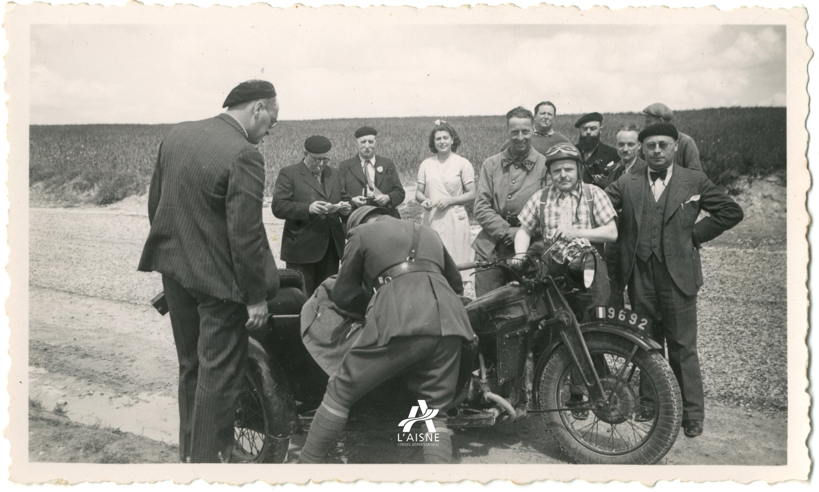 Le groupe sur le Chemin des Dames, devant la Caverne du Dragon, aux cotés d'Alphonse Hanras et son épouse