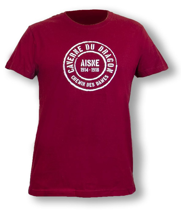 T-shirt rouge en vente à la boutique du Centre d'Accueil du Visiteur du Chemin des Dames