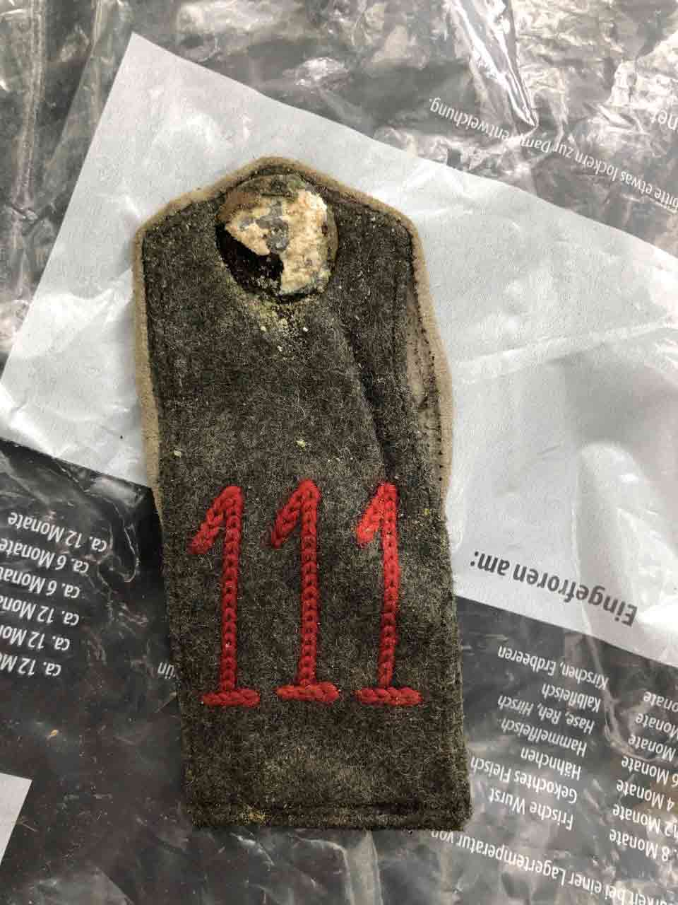 Patte d'épaule du RIR 111 retrouvée lors des fouilles du tunnel du Winterberg, 2021