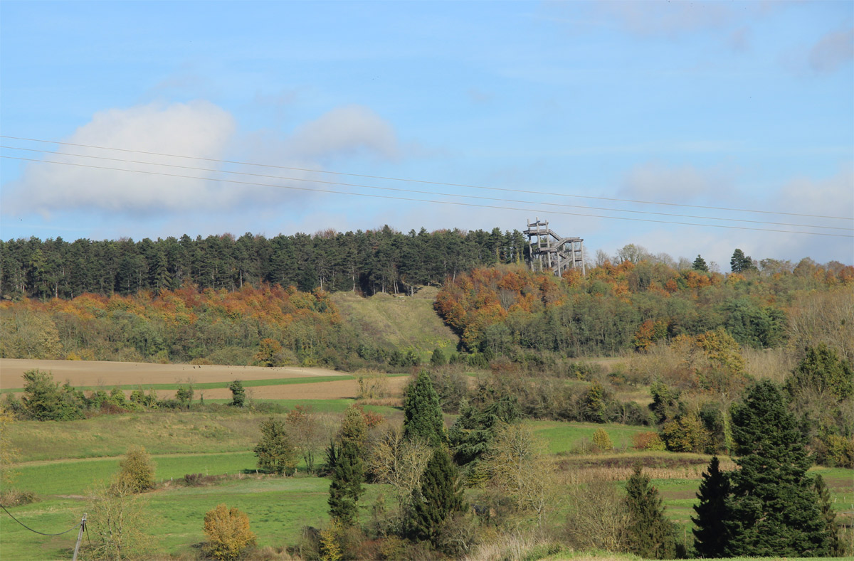 Vue sur la tour observatoire dominant la vallée Vue sur la tour observatoire dominant la vallée