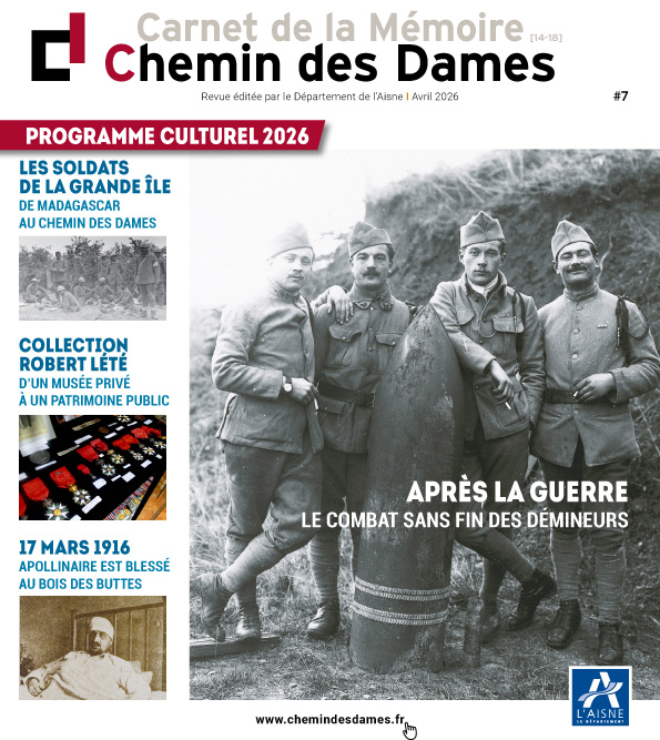 Couverture du Carnet de la Mémoire – Chemin des Dames 2026, avec une photographie d’archives de quatre soldats autour d’un obus.