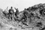 Soldat français lançant des grenades sur les tranchées allemandes, entre Cerny et Ailles (Aisne)