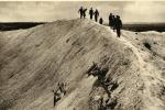 La Côte 108 à Berry-au-Bac, la crête et l'entonnoir, groupe de touristes avançant sur la crête d'un grand entonnoir (trou provoqué par des mines)