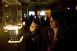 Enfants regardant un objet de l'artisanat de tranchée dans la Caverne du Dragon-Musée du Chemin des Dames (Aisne)