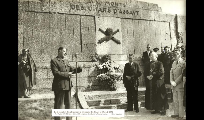 Charles_de_Gaulle_au_Monument_aux_morts_des_chars_d_assaut_en_1951