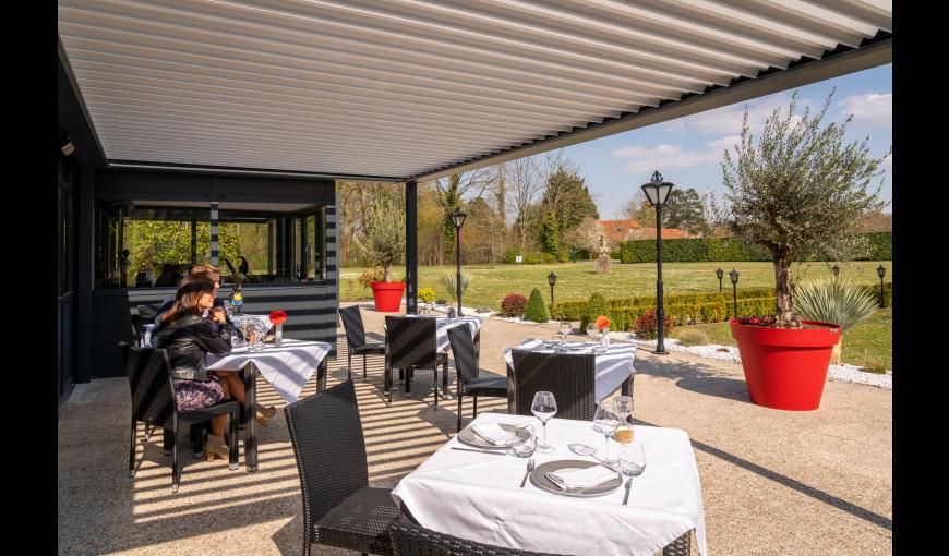 Terrasse orienté plein Sud, abrité d'une pergola bioblimatique